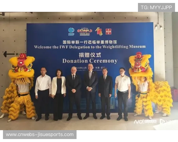 群众组冠军与孩子合影：奖牌成最好礼物