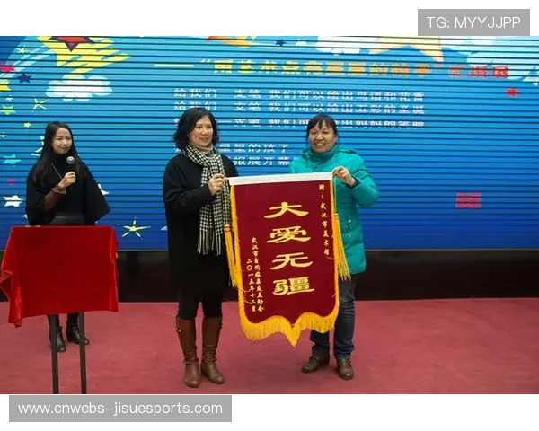 全运会颁奖仪式现感人一幕,志愿者搀扶老将杨哲上台 全运会颁奖仪式现感人一幕,志愿者搀扶老将杨哲上台