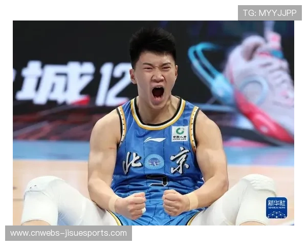 北京北汽队球员雷蒙突破上篮，广东东阳光队球员奋力防守。